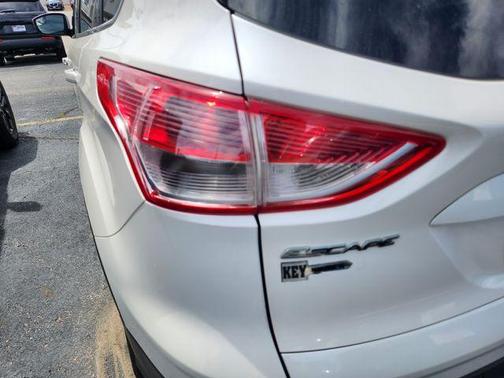White Platinum 2014 Ford Escape SE