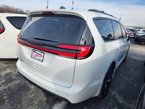 2025 Chrysler Pacifica Select