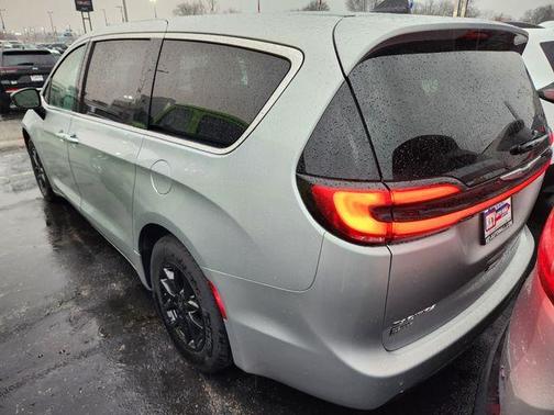 2024 Chrysler Pacifica Touring-L