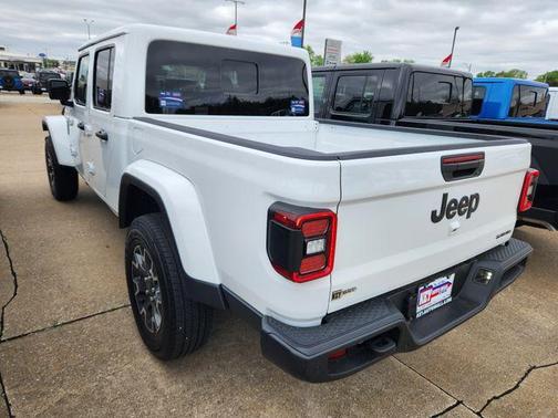 Bright White Clearcoat 2026 Jeep Gladiator Sport