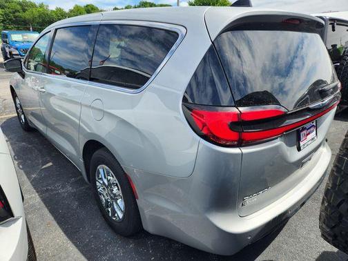 Silver Mist Clearcoat 2024 Chrysler Pacifica Touring-L