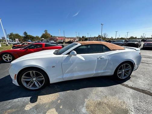 Photo 4 of 26 of 2018 Chevrolet Camaro 2LT