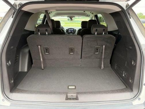 Iridescent Pearl Tricoat 2021 Chevrolet Traverse LT Cloth