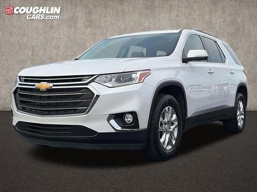 Iridescent Pearl Tricoat 2021 Chevrolet Traverse LT Cloth