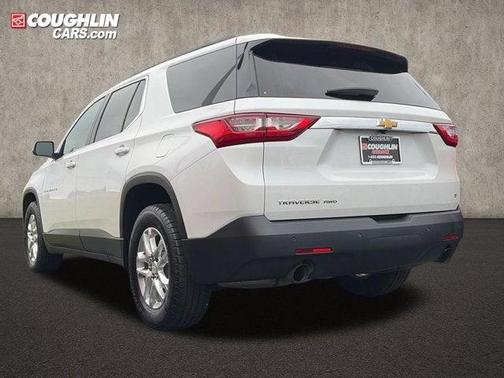 Iridescent Pearl Tricoat 2021 Chevrolet Traverse LT Cloth