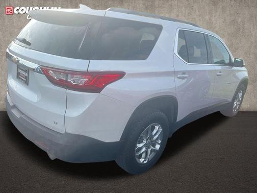 Iridescent Pearl Tricoat 2021 Chevrolet Traverse LT Cloth