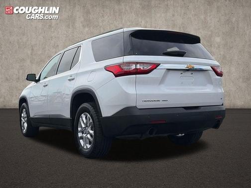 Iridescent Pearl Tricoat 2021 Chevrolet Traverse LT Cloth