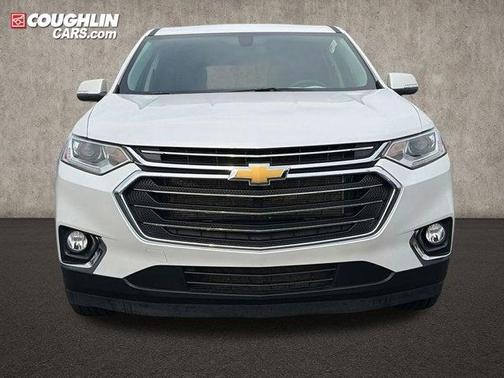 Iridescent Pearl Tricoat 2021 Chevrolet Traverse LT Cloth
