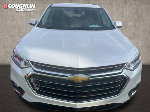 Iridescent Pearl Tricoat 2021 Chevrolet Traverse LT Cloth