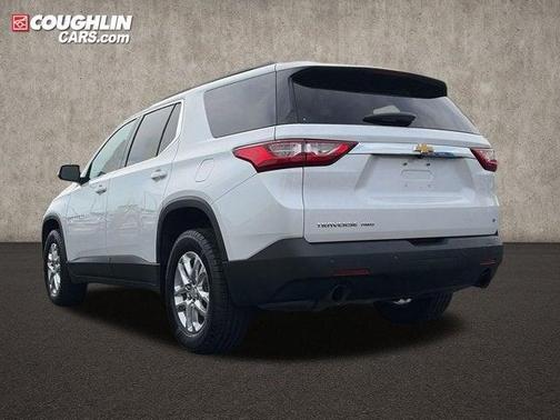 Iridescent Pearl Tricoat 2021 Chevrolet Traverse LT Cloth