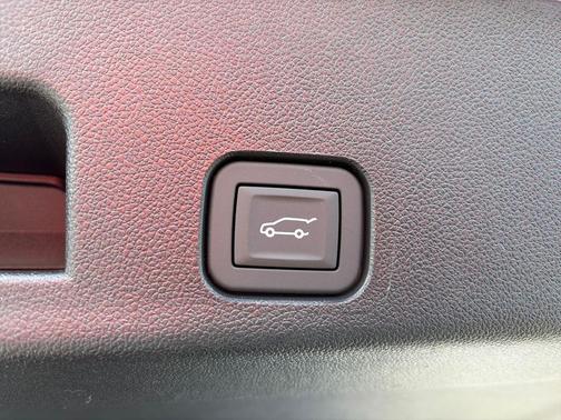 Summit White 2026 Chevrolet Traverse LT