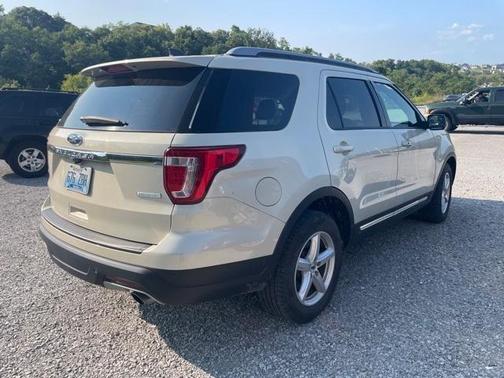 Photo 4 of 4 of 2018 Ford Explorer XLT