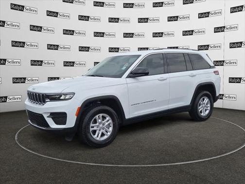 2023 Jeep Grand Cherokee Laredo 4x2
