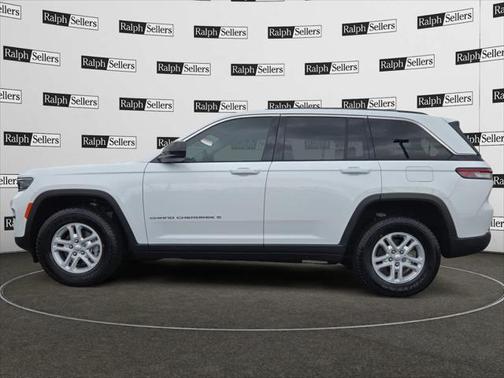 2023 Jeep Grand Cherokee Laredo 4x2