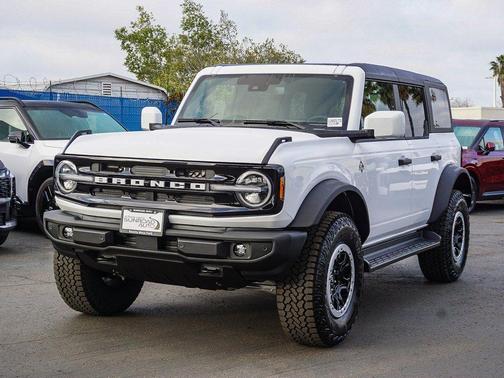 Oxford White 2026 Ford Bronco Outer Banks