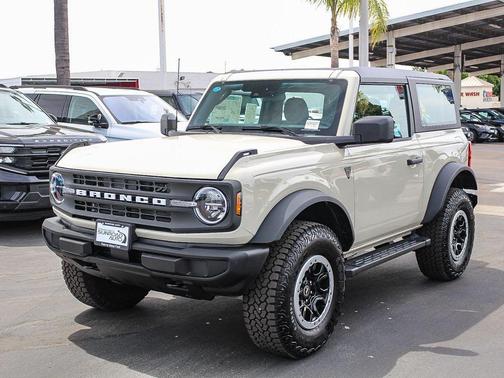 Desert Sand 2026 Ford Bronco Base