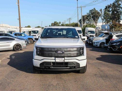 Oxford White 2025 Ford F-150 Lightning LARIAT