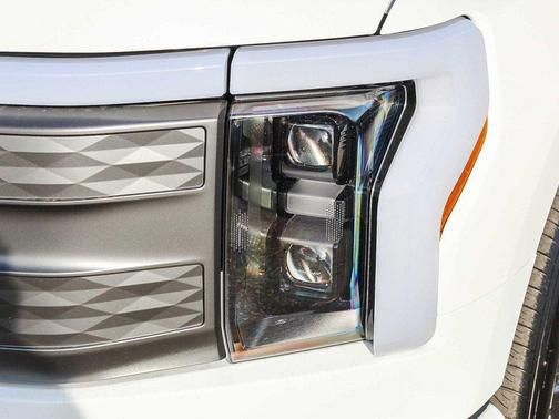 Oxford White 2025 Ford F-150 Lightning LARIAT
