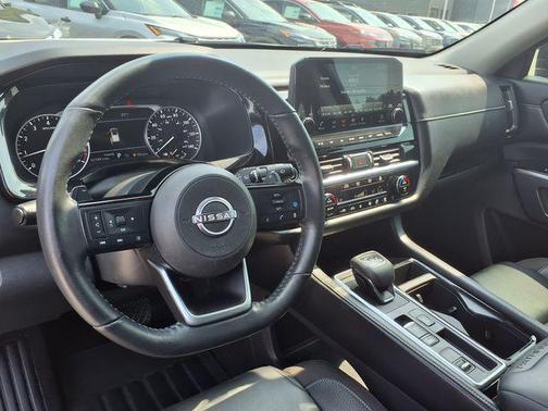 2022 Nissan Pathfinder SL