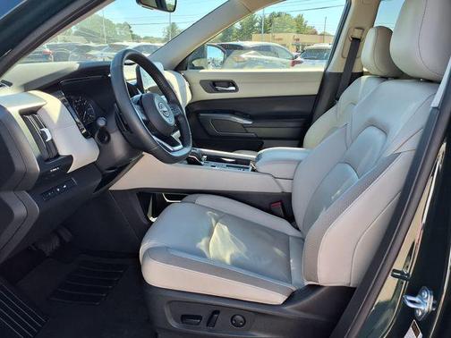 2024 Nissan Pathfinder SL