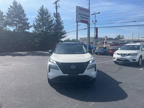 2 Tone White / Black Roof 2023 Nissan Rogue SV