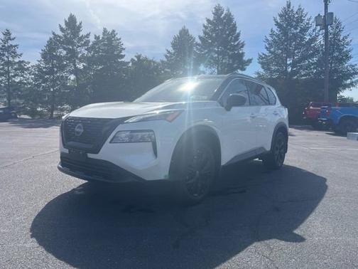 2 Tone White / Black Roof 2023 Nissan Rogue SV
