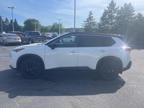 2 Tone White / Black Roof 2023 Nissan Rogue SV