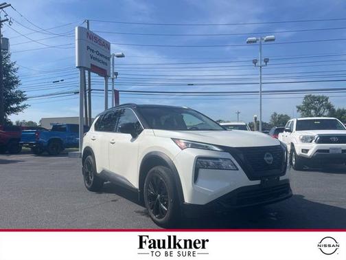 2 Tone White / Black Roof 2023 Nissan Rogue SV