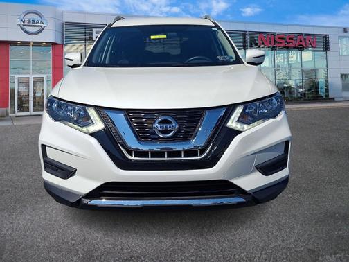 White 2017 Nissan Rogue SV