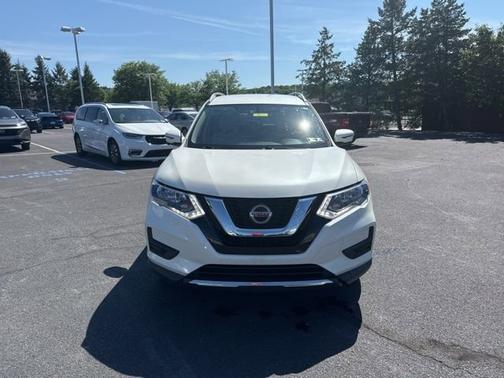 White 2018 Nissan Rogue SV