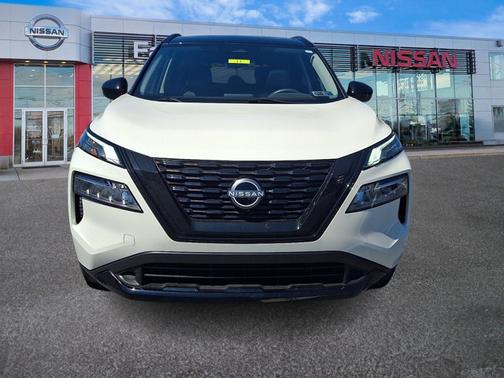 2 Tone White / Black Roof 2023 Nissan Rogue SV