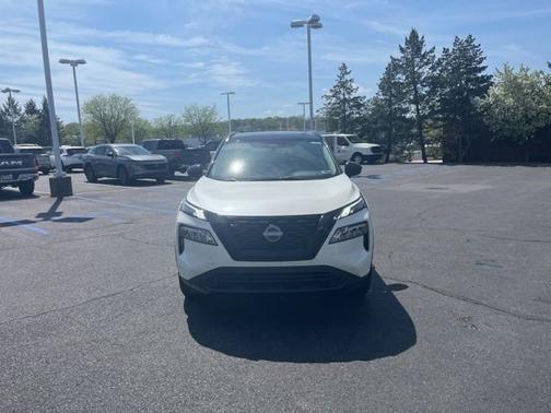 2 Tone White / Black Roof 2023 Nissan Rogue SV