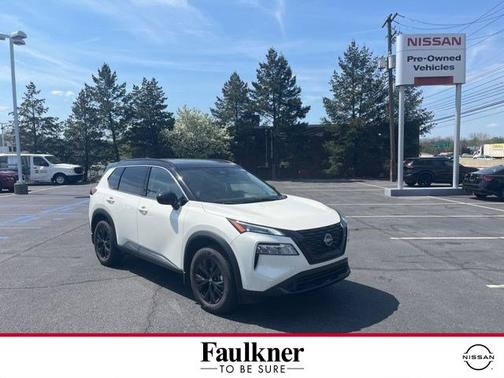 2 Tone White / Black Roof 2023 Nissan Rogue SV