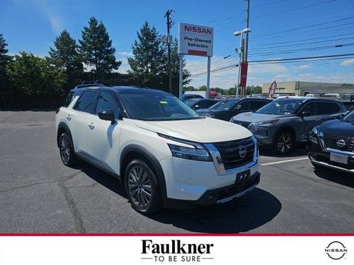 White 2024 Nissan Pathfinder SL