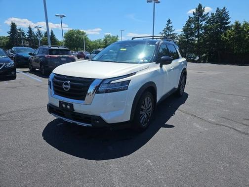 White 2024 Nissan Pathfinder SL