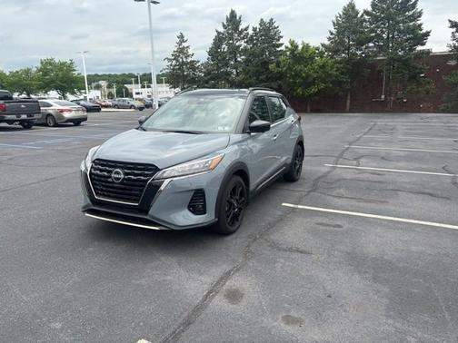 2 Tone Gray / Black 2023 Nissan Kicks SR