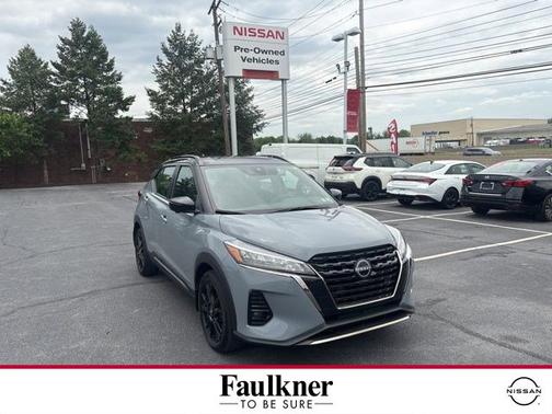 2 Tone Gray / Black 2023 Nissan Kicks SR