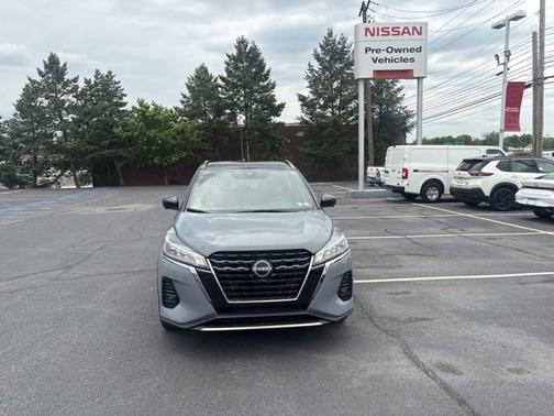 2 Tone Gray / Black 2023 Nissan Kicks SR