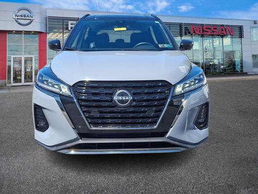 2 Tone Gray / Black 2023 Nissan Kicks SR
