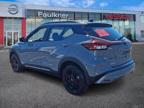 2 Tone Gray / Black 2023 Nissan Kicks SR