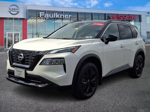 2 Tone White / Black Roof 2023 Nissan Rogue SV