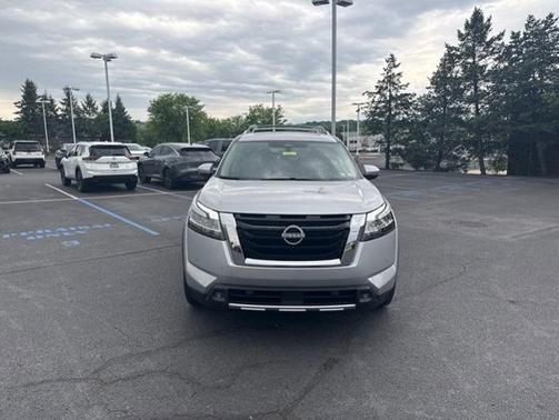 Brilliant Silver Metallic 2022 Nissan Pathfinder Platinum
