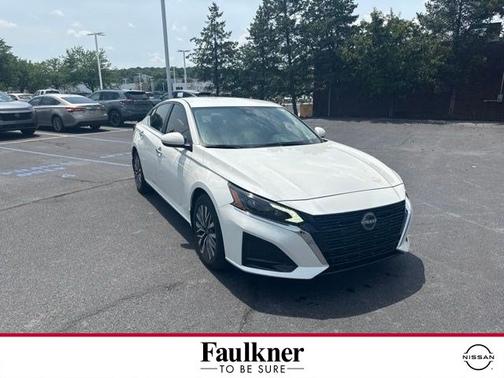 White 2023 Nissan Altima 2.5 SV