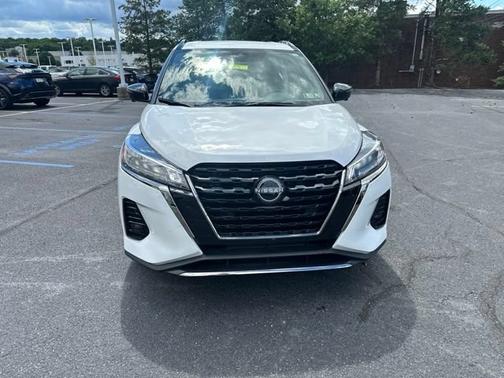 Aspen White 2023 Nissan Kicks SR
