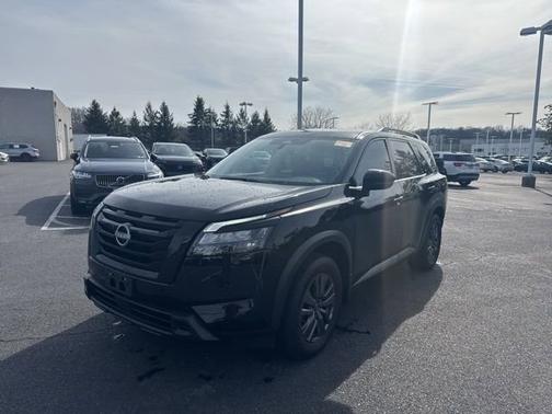 Black 2024 Nissan Pathfinder SV