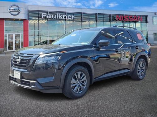 Black 2024 Nissan Pathfinder SV