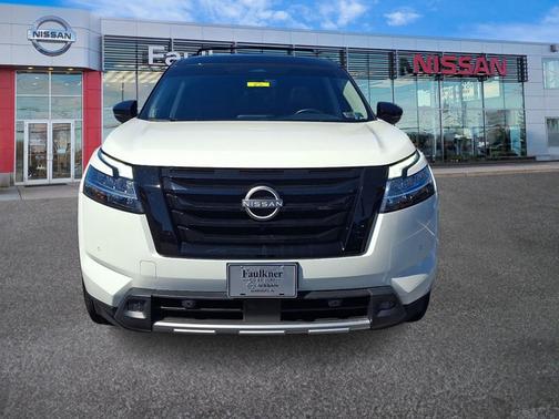 2 Tone White / Black Roof 2023 Nissan Pathfinder SL