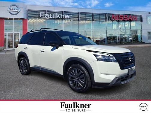 2 Tone White / Black Roof 2023 Nissan Pathfinder SL