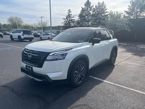 2 Tone White / Black Roof 2023 Nissan Pathfinder SL