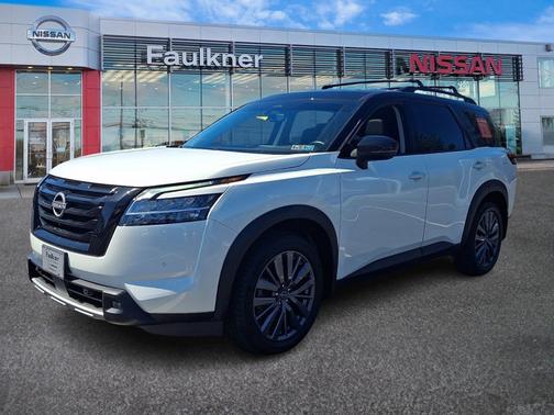 2 Tone White / Black Roof 2023 Nissan Pathfinder SL